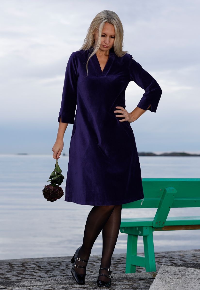 Saga violett velor dress with pockets